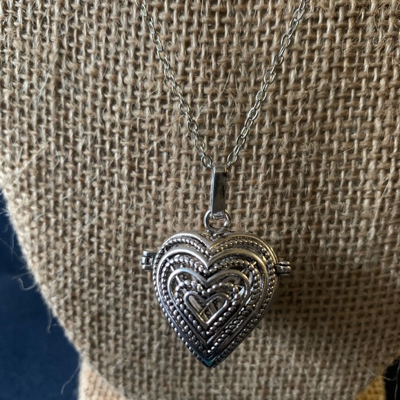 New Heart Locket Essential Oil Diffuser Necklace (oil not included) - Picture 1 of 9